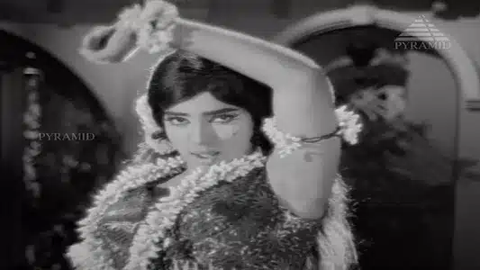 Pennoru Kannadi Paar Lyrics Meaning — Kaalam Vellum | L. R. Eswari