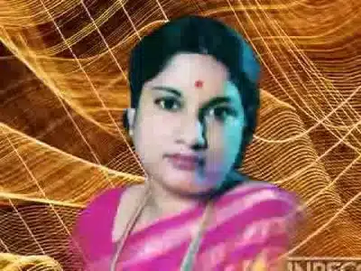 Ullam Urugaatha Lyrics Translation – Thisai Maariya Paravaigal | Vani Jairam