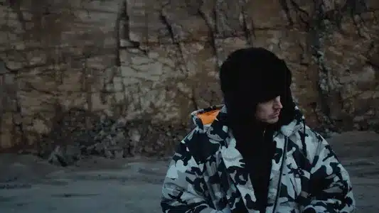 Aitous Ei Oo Myynnissä Lyrics [English Meaning]: Gettomasa