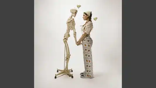 Devia Ter-Te Traído Lyrics Meaning (in English) | Bárbara Tinoco