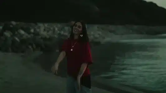 Fire Uger Lyrics {English Translation}: Mumle