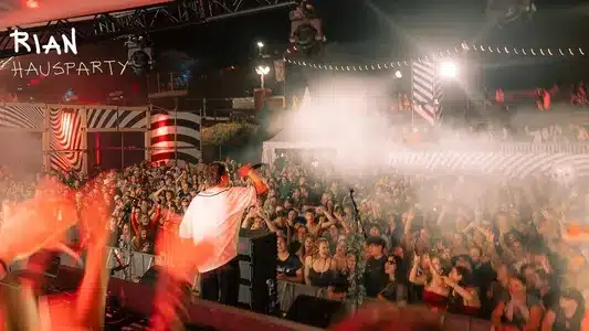 Hausparty Lyrics Translation: Blumendisko | Rian