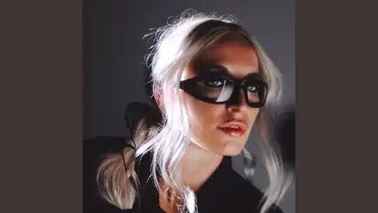 Isabelle Lyrics [English Meaning] – Olivia Stone