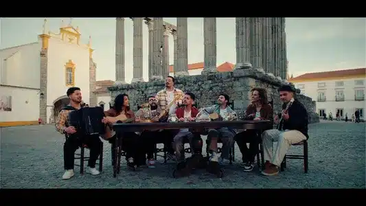 Já Não Saio Lyrics (English Meaning) – Vizinhos | Átoa