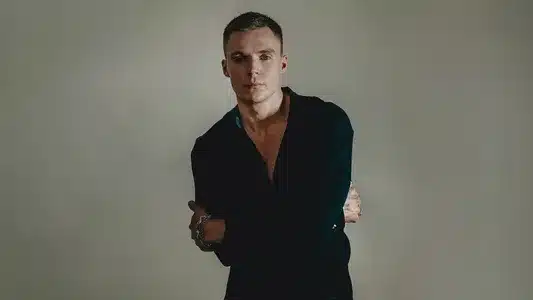 Meidän Tässä Kuuluisi Rakastuu Lyrics English (with Translation) — Elias Kaskinen