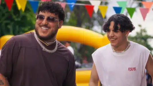 No Capea Lyrics [English Translation] – Xavi & Grupo Frontera