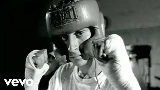 Sin Cadenas Lyrics (with English Meaning) — La T Y La M | Los Pericos