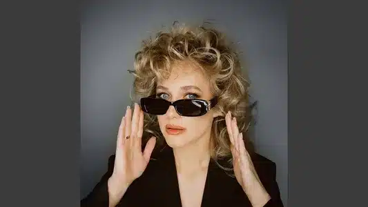 Танцпол Везде Lyrics {English Translation} – Анна Немченко