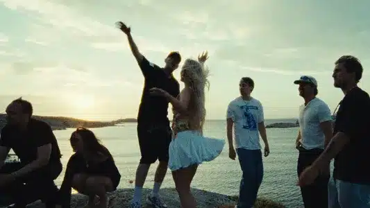 Tusen Spänn Lyrics With English Meaning | Fanny Avonne | Tjuvjakt