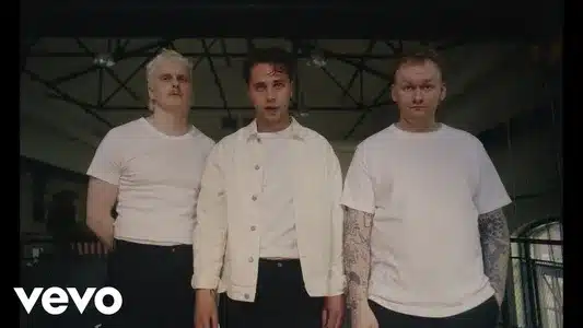 Valoa Varten Lyrics With English Meaning - Kuumaa