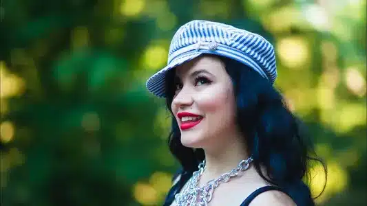 Gamzende Uyut Beni (Eski Version) Lyrics English (Translation) - Fundyy