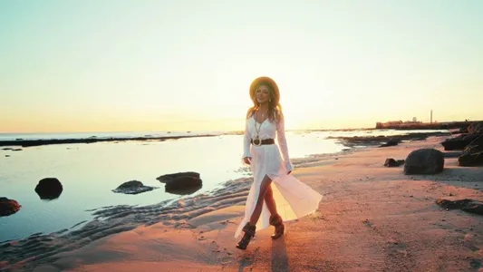 Labios De Rojo Lyrics With English Translation | Merche