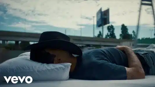 Películas De Acción Lyrics (with English Meaning) – Conociendo Rusia