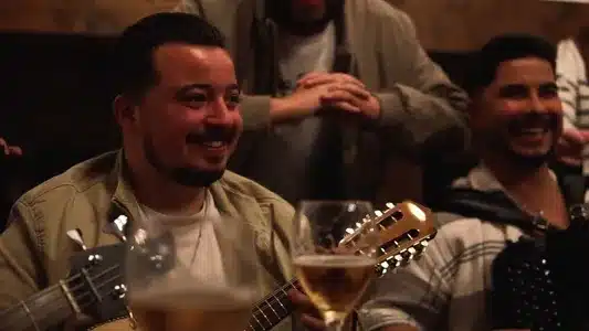 Pôr Do Sol Lyrics Translated to English - Vizinhos