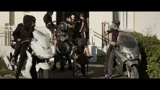 Zone Hostile Lyrics Meaning: A L'Aube | Soso Maness