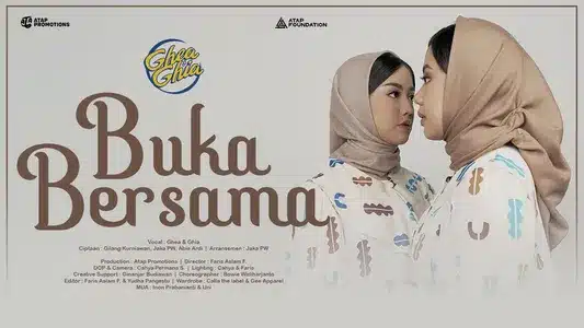 Buka Bersama Lyrics (English Meaning) – Ghea | Ghia