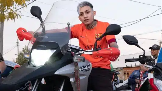 Carteras Y Aviones Lyrics Meaning (in English): Elaggume | Renzo Ed