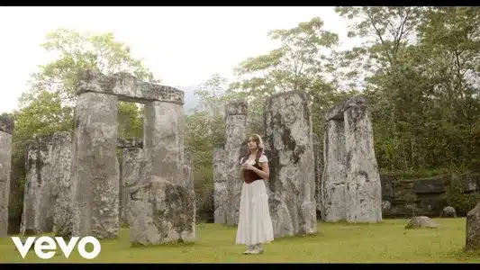 Cerita Besar Lyrics English (Translation) - Chintya Gabriella