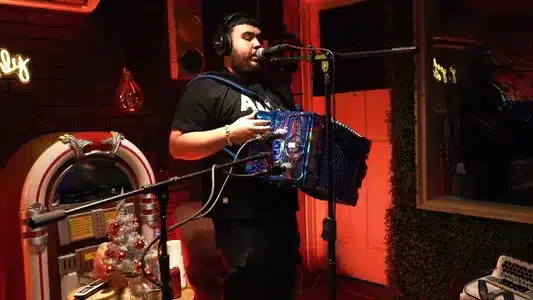 Dios Por Delante Lyrics {English Translation} - Hermanos Espinoza