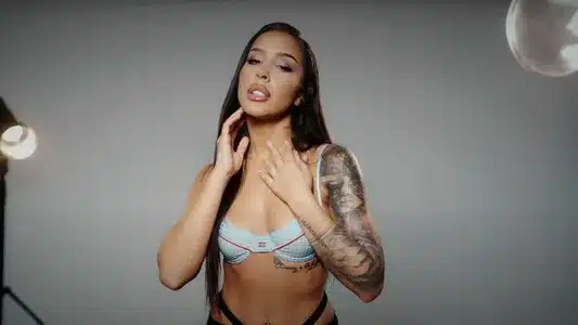 Dis-Moi Lyrics Meaning (in English): Stefania