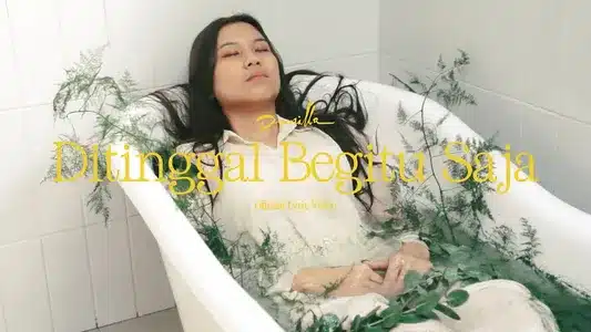 Ditinggal Begitu Saja Lyrics (with English Meaning): Danilla