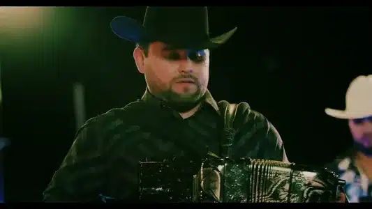Facha De Peligroso Lyrics [English Translation] - Los Austeros De Durango