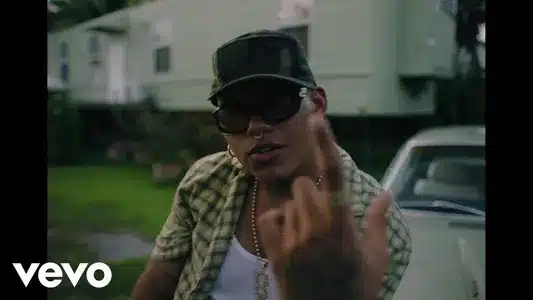 Frente Al Mar Lyrics {English Meaning} – Beéle