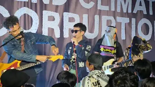 Jari Kasar Lyrics {English Translation} — The Brandals