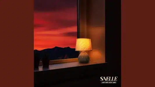 Laat Het Licht Aan Lyrics [English Meaning] – Snelle