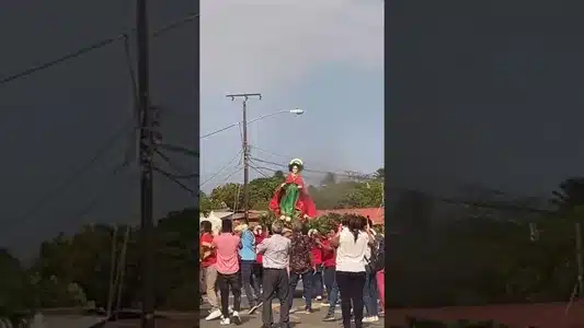 Lunes [Especial 25 Años] Lyrics (English Meaning): Pastora