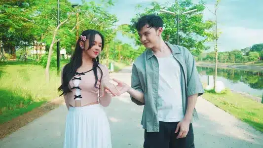 Malu Malu Tapi Nyaman Lyrics Translation — Melangkah | Lyodra