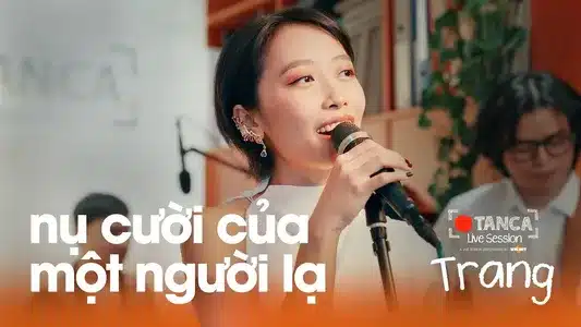 Nụ Cười Của Một Người Lạ Lyrics Translation: Trong | Trang