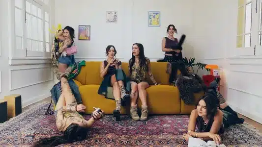 Qué Ves En Mí? Lyrics [English Meaning] | Emjay | Paloma Morphy