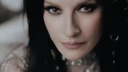 Quem De Nós Dois Lyrics Meaning: Io Canto 2 (Deluxe) | Laura Pausini
