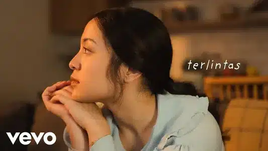 Satu Bulan Lyrics Translation | Terlintas | Bernadya