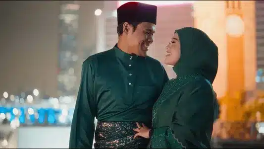 Suasana Raya Lyrics Translated to English: Ernie Zakri | Syamel