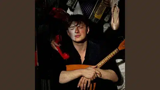 Свои Lyrics Translation - Дом | Бонд С Кнопкой