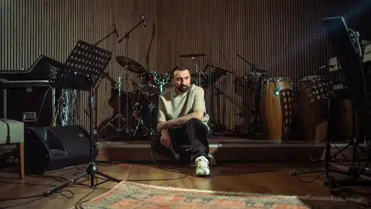 Beni Yok Say Lyrics {English Meaning} – Kahraman Deniz