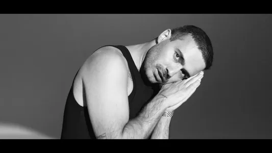 Delisin Lyrics & Translation: Yalan Dolan | Mert Demir