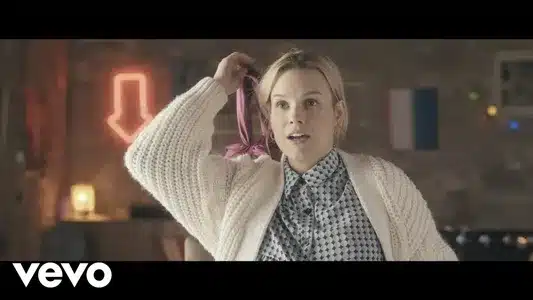 Do Nebe Se Propadám Lyrics English Translation: Halywůd | Kryštof