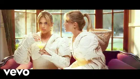 Fade Out Lyrics (with English Meaning) – Melis Kar