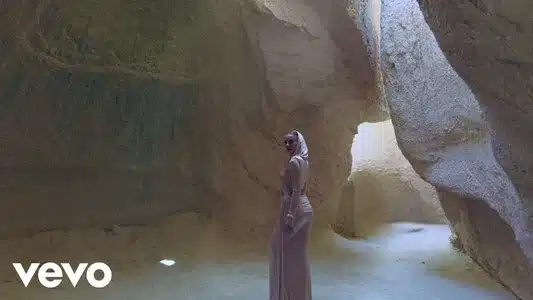 Issız Duvarlar Lyrics English (with Translation) – Aleyna Kalaycıoğlu