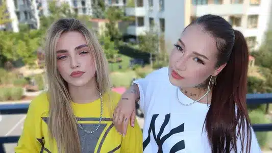 Mam Plan Lyrics with English Translation – Young Leosia | Zuziula