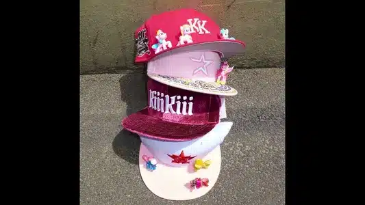 멍냥 (Mungnyang) Lyrics Meaning – Delulu Pack | Kiiikiii