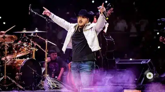 No Se Va Lyrics Translation (in English) | Grupo Frontera