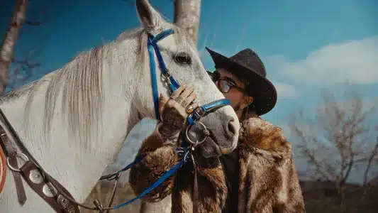 Peşi̇Ndeyi̇M Hala Lyrics Translation (in English): Jeff Redd