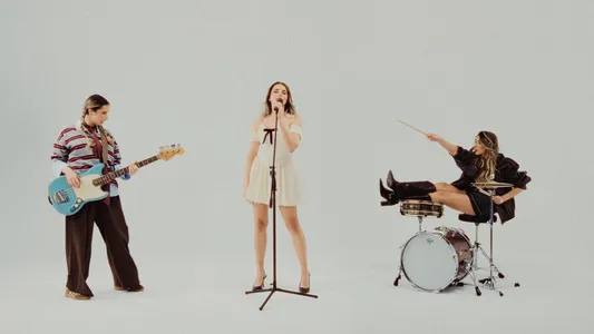 Soamos Todas Iguais Lyrics Translated to English: Joana Almeirante