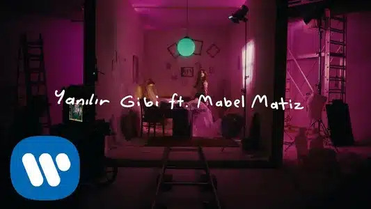 Yanilir Gi̇Bi̇ Lyrics & Translation: Tek Ki̇Şi̇Li̇K Masa | Mabel Matiz | Selin